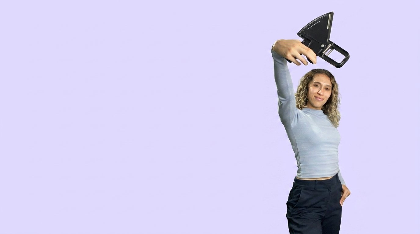 Galylea Hernández, nutrióloga en Guadalajara, con plicómetro para valoración antropométrica
